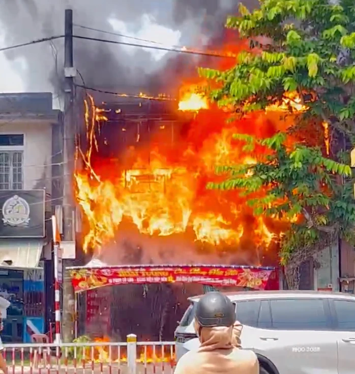 Ngôi nhà mặt tiền Quốc lộ 1 bốc cháy ngùn ngụt Ngôi nhà mặt tiền Quốc lộ 1 bốc cháy ngùn ngụt