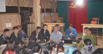 Ngồi với dân giữa đêm, Bí thư xã gỡ từng chuyện nóng ở cơ sở