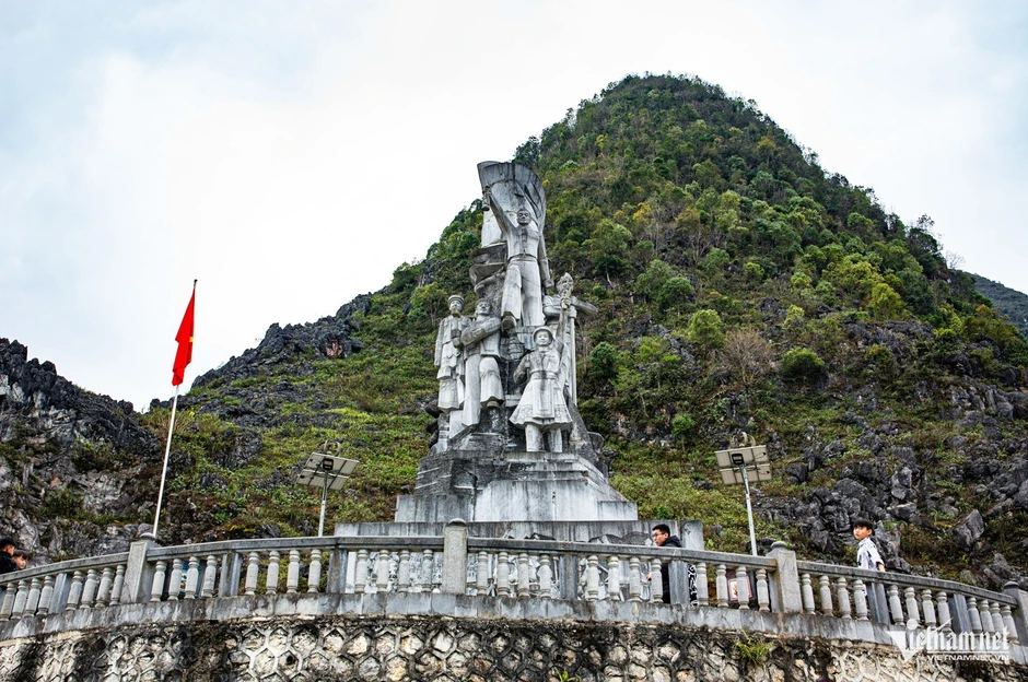 Ngọn lửa đại đoàn kết giữa miền đá xám Ngọn lửa đại đoàn kết giữa miền đá xám