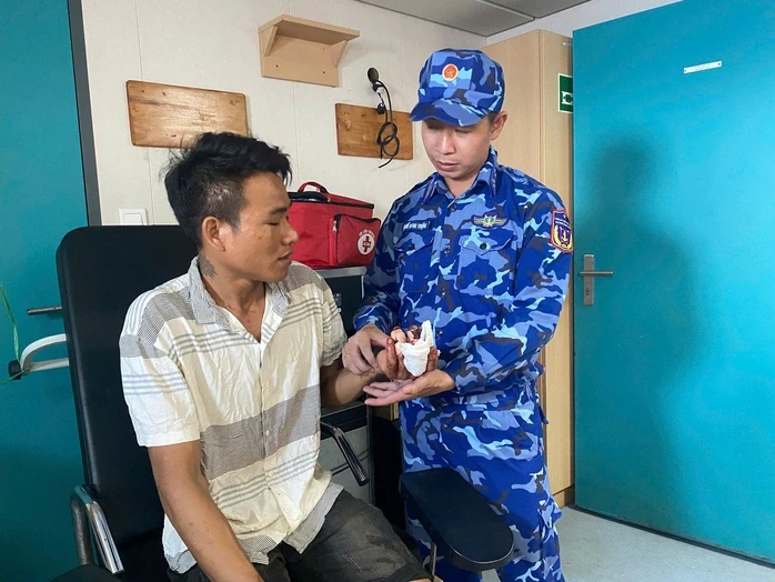 Ngư dân bị tai nạn lao động được cảnh sát biển hỗ trợ kịp thời