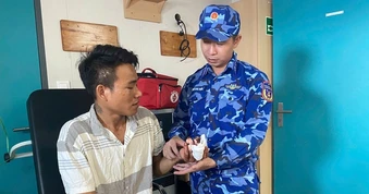 Ngư dân bị tai nạn lao động được cảnh sát biển hỗ trợ kịp thời