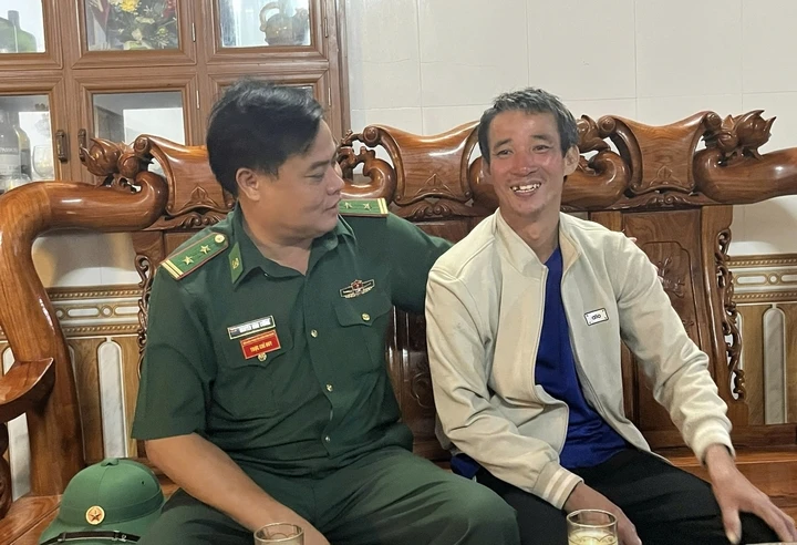 Ngư dân mất tích sau vụ chìm tàu cá tự bơi vào bờ sau 8 giờ lênh đênh trên biển Ngư dân mất tích sau vụ chìm tàu cá tự bơi vào bờ sau 8 giờ lênh đênh trên biển
