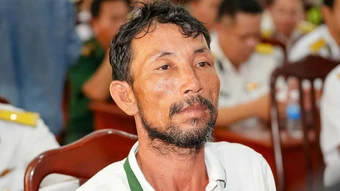 Ngư dân trôi 4 ngày trên biển: 'Nghĩ về hai con, tôi cố bám tấm xốp'
