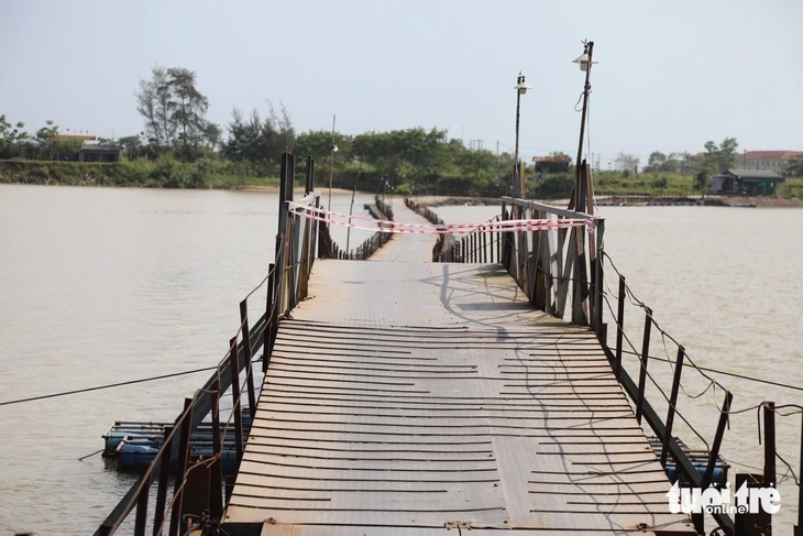 Ngưng cầu phao qua sông Thạch Hãn, người dân nặng gánh mưu sinh khi phải đạp xe đi vòng Ngưng cầu phao qua sông Thạch Hãn, người dân nặng gánh mưu sinh khi phải đạp xe đi vòng