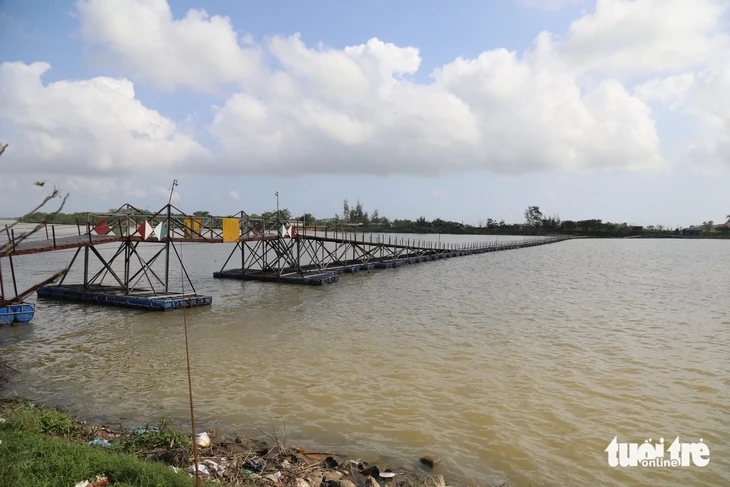 Ngưng cầu phao qua sông Thạch Hãn, người dân nặng gánh mưu sinh khi phải đạp xe đi vòng Ngưng cầu phao qua sông Thạch Hãn, người dân nặng gánh mưu sinh khi phải đạp xe đi vòng