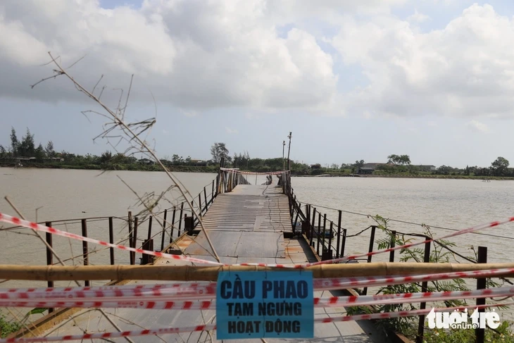 Ngưng cầu phao qua sông Thạch Hãn, người dân nặng gánh mưu sinh khi phải đạp xe đi vòng Ngưng cầu phao qua sông Thạch Hãn, người dân nặng gánh mưu sinh khi phải đạp xe đi vòng