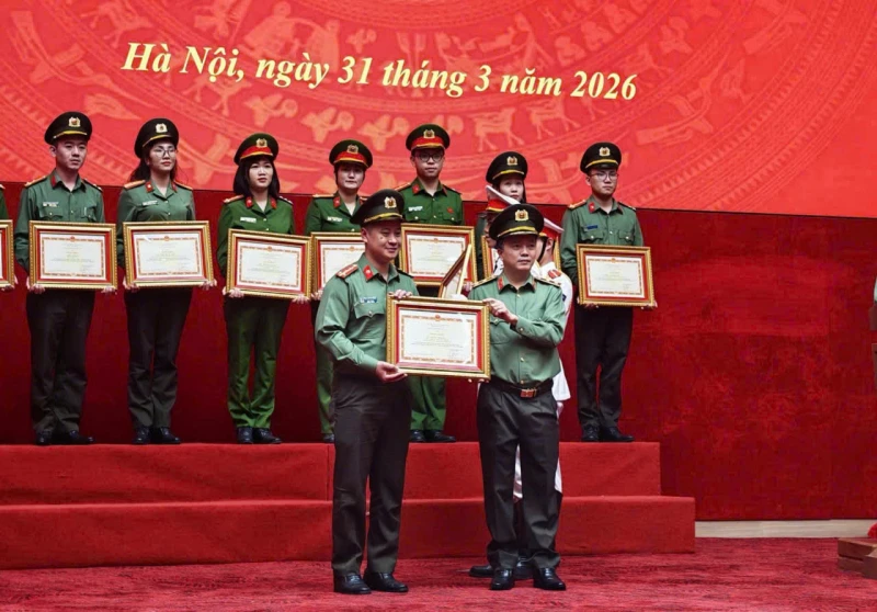 Người chỉ huy trẻ giữ vững “mạch tham mưu” bằng bản lĩnh và trí tuệ Người chỉ huy trẻ giữ vững “mạch tham mưu” bằng bản lĩnh và trí tuệ