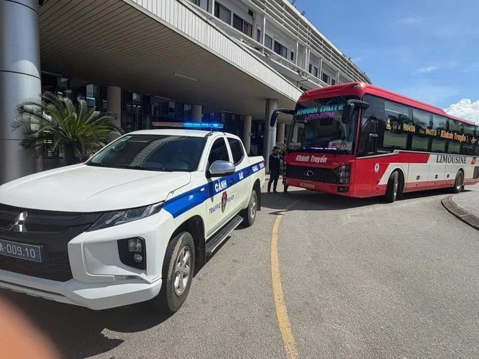 Người chồng vẫy xe CSGT cầu cứu giữa quốc lộ vì vợ sắp sinh Người chồng vẫy xe CSGT cầu cứu giữa quốc lộ vì vợ sắp sinh