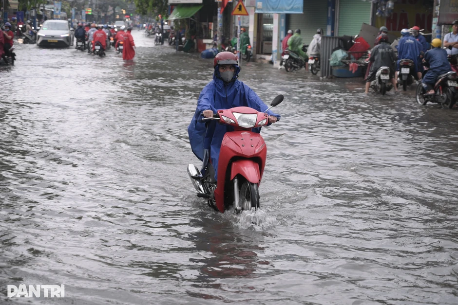 Người dân bì bõm về nhà sau cơn mưa lớn đầu tuần ở TPHCM