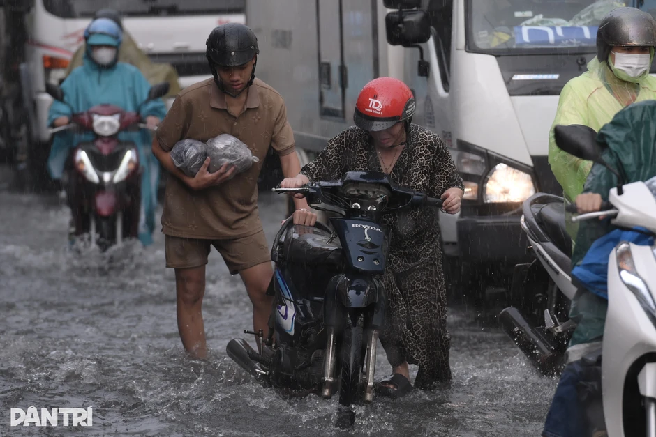Người dân bì bõm về nhà sau cơn mưa lớn đầu tuần ở TPHCM