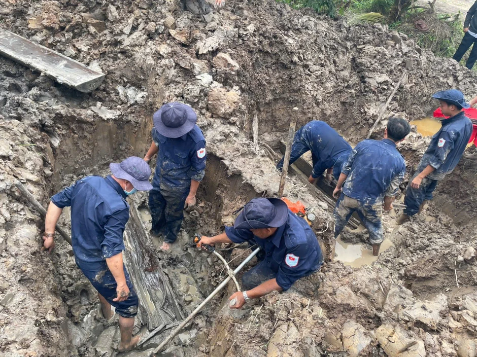 Người dân chỉ hố chôn tập thể, tìm thấy 3 hài cốt liệt sĩ Người dân chỉ hố chôn tập thể, tìm thấy 3 hài cốt liệt sĩ