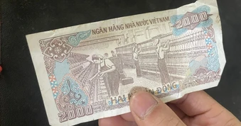 Người dân chờ nhiều giờ để nhận hơn 2.000 đồng tiền hỗ trợ bão lũ