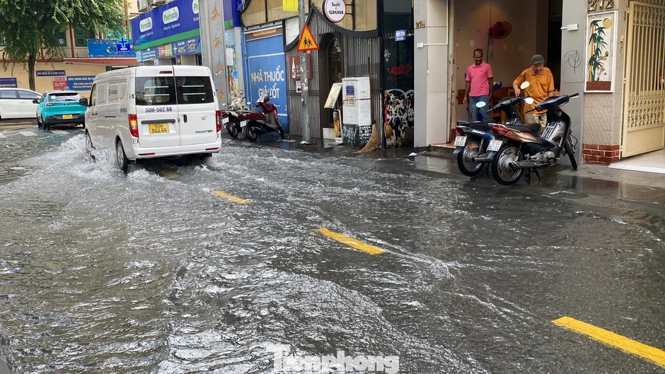 Người dân, du khách bì bõm lội nước trên 'phố Tây' Bùi Viện Người dân, du khách bì bõm lội nước trên 'phố Tây' Bùi Viện