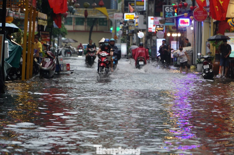 Người dân, du khách bì bõm lội nước trên 'phố Tây' Bùi Viện Người dân, du khách bì bõm lội nước trên 'phố Tây' Bùi Viện