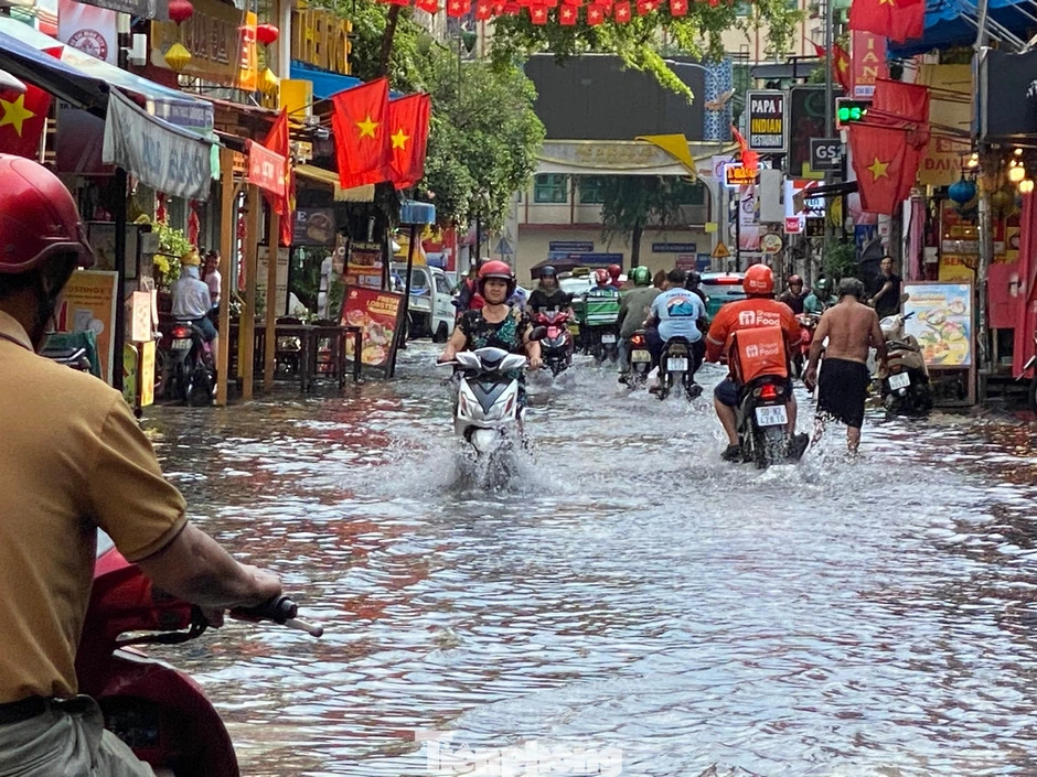 Người dân, du khách bì bõm lội nước trên 'phố Tây' Bùi Viện Người dân, du khách bì bõm lội nước trên 'phố Tây' Bùi Viện
