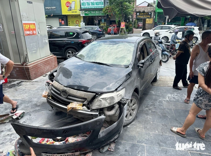 Người dân dùng gạch phá cửa kính cứu tài xế trong ô tô cháy Người dân dùng gạch phá cửa kính cứu tài xế trong ô tô cháy