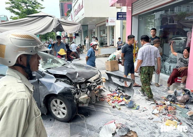 Người dân dùng gạch phá cửa kính cứu tài xế trong ô tô cháy Người dân dùng gạch phá cửa kính cứu tài xế trong ô tô cháy