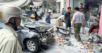 Người dân dùng gạch phá cửa kính cứu tài xế trong ô tô cháy