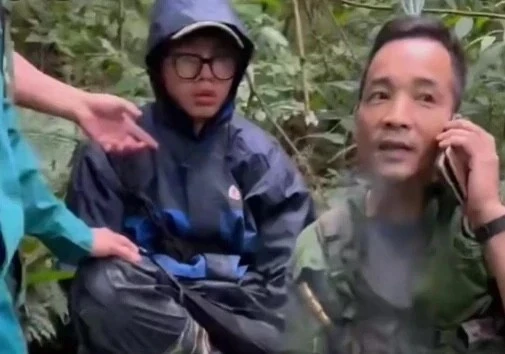 Người dẫn đường kể lại hành trình tìm thấy nam sinh lạc rừng Tam Đảo Người dẫn đường kể lại hành trình tìm thấy nam sinh lạc rừng Tam Đảo