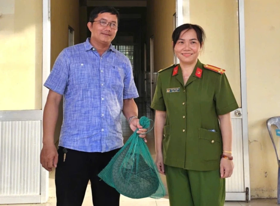 Người dân giao nộp tê tê quý hiếm Người dân giao nộp tê tê quý hiếm