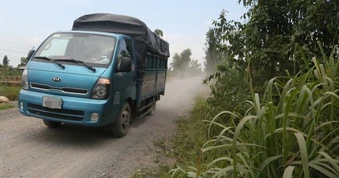 Người dân khổ sở vì tuyến đường trải đá dang dở, bụi mù mịt ở Tây Ninh