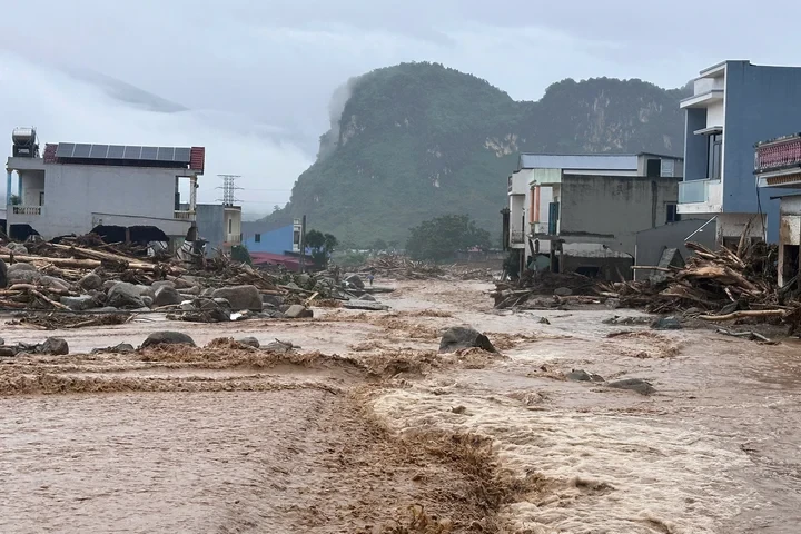 Người dân Lai Châu kể thời khắc lũ quét tràn qua, cuốn sập nhà cửa Người dân Lai Châu kể thời khắc lũ quét tràn qua, cuốn sập nhà cửa