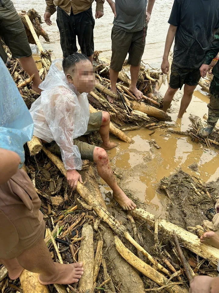 Người dân Lai Châu kể thời khắc lũ quét tràn qua, cuốn sập nhà cửa Người dân Lai Châu kể thời khắc lũ quét tràn qua, cuốn sập nhà cửa