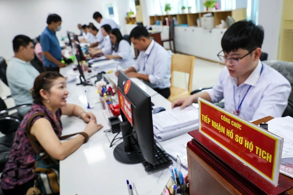 Người dân làm thủ tục hành chính 'khỏe' hơn khi số hóa hộ tịch Người dân làm thủ tục hành chính 'khỏe' hơn khi số hóa hộ tịch