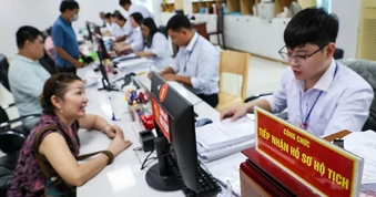 Người dân làm thủ tục hành chính 'khỏe' hơn khi số hóa hộ tịch