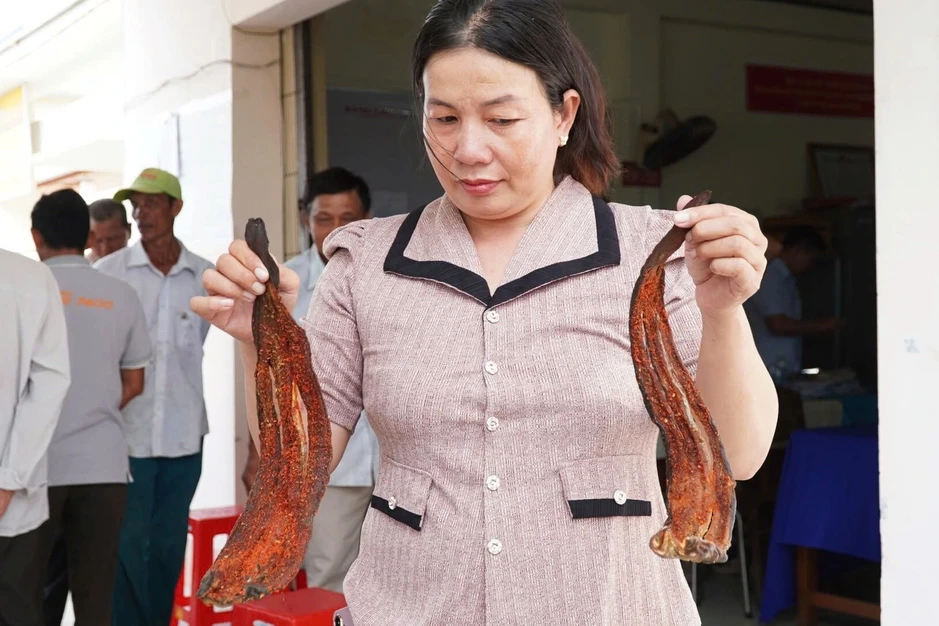 Người dân mang cá chết đi họp, dẫn chứng nguồn nước bị ô nhiễm Người dân mang cá chết đi họp, dẫn chứng nguồn nước bị ô nhiễm