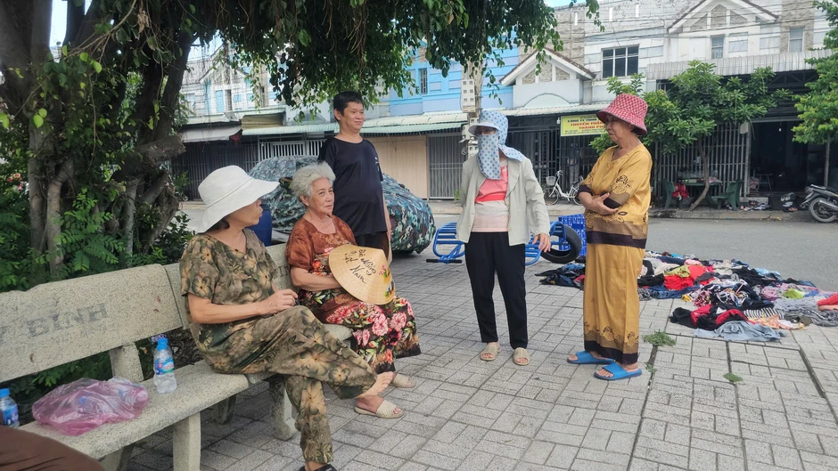 Người dân 'ngộp thở' vì mùi hôi từ công ty thức ăn gia súc Người dân 'ngộp thở' vì mùi hôi từ công ty thức ăn gia súc
