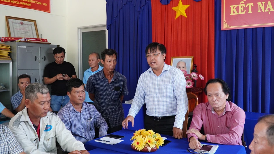 Người dân ở Tân Thành mang cá chết đến cuộc họp, yêu cầu làm rõ nguyên nhân Người dân ở Tân Thành mang cá chết đến cuộc họp, yêu cầu làm rõ nguyên nhân