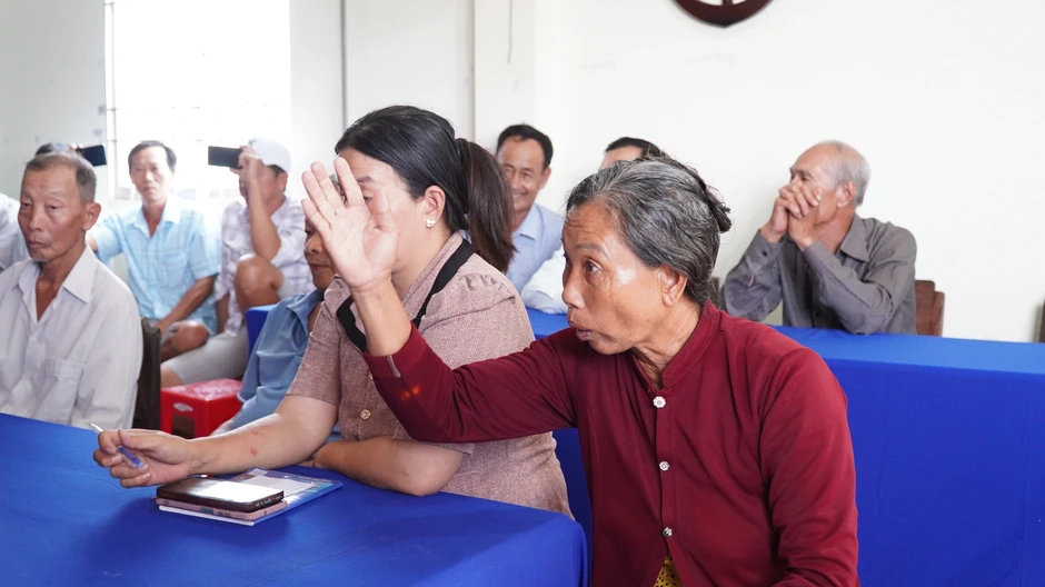 Người dân ở Tân Thành mang cá chết đến cuộc họp, yêu cầu làm rõ nguyên nhân Người dân ở Tân Thành mang cá chết đến cuộc họp, yêu cầu làm rõ nguyên nhân