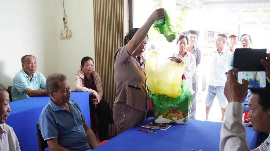 Người dân ở Tân Thành mang cá chết đến cuộc họp, yêu cầu làm rõ nguyên nhân Người dân ở Tân Thành mang cá chết đến cuộc họp, yêu cầu làm rõ nguyên nhân
