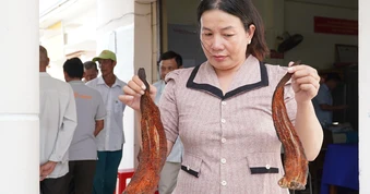 Người dân ở Tân Thành mang cá chết đến cuộc họp, yêu cầu làm rõ nguyên nhân