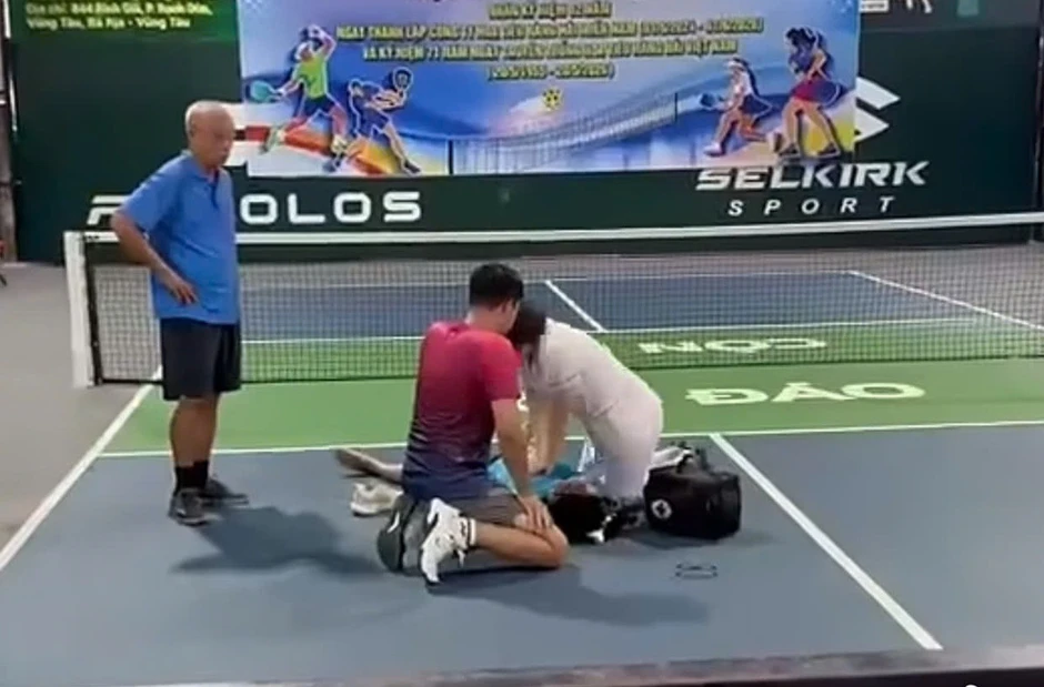 Người đàn ông 51 tuổi bất ngờ ngã xuống sân, tử vong khi đang chơi pickleball Người đàn ông 51 tuổi bất ngờ ngã xuống sân, tử vong khi đang chơi pickleball