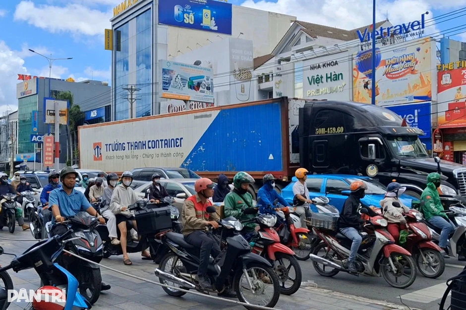 Người đàn ông bán vé số đi vào gầm xe đầu kéo, bị cán tử vong ở TPHCM Người đàn ông bán vé số đi vào gầm xe đầu kéo, bị cán tử vong ở TPHCM