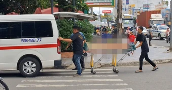Người đàn ông bán vé số đi vào gầm xe đầu kéo, bị cán tử vong ở TPHCM
