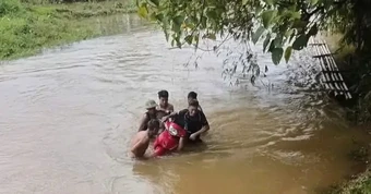 Người đàn ông bị lũ cuốn trôi ở Lào Cai may mắn thoát nạn trong gang tấc