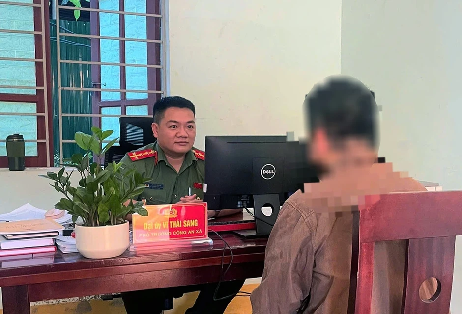 Người đàn ông bị phạt 7,5 triệu đồng vì "báo chốt” CSGT Người đàn ông bị phạt 7,5 triệu đồng vì "báo chốt” CSGT