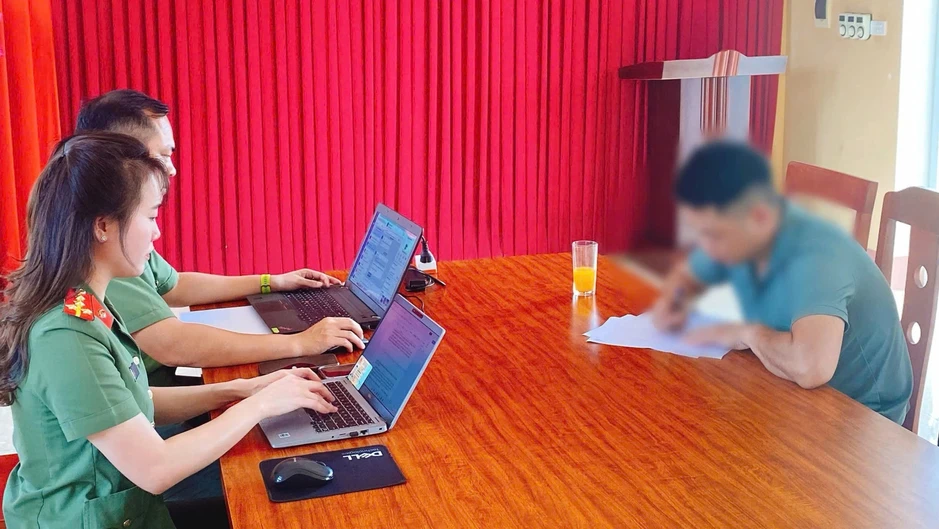 Người đàn ông bị phạt tiền vì bình luận xúc phạm công an trên mạng xã hội Người đàn ông bị phạt tiền vì bình luận xúc phạm công an trên mạng xã hội