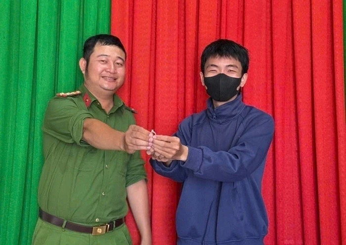Người đàn ông đánh rơi nhẫn kim cương khi đi siêu thị ở Lâm Đồng Người đàn ông đánh rơi nhẫn kim cương khi đi siêu thị ở Lâm Đồng