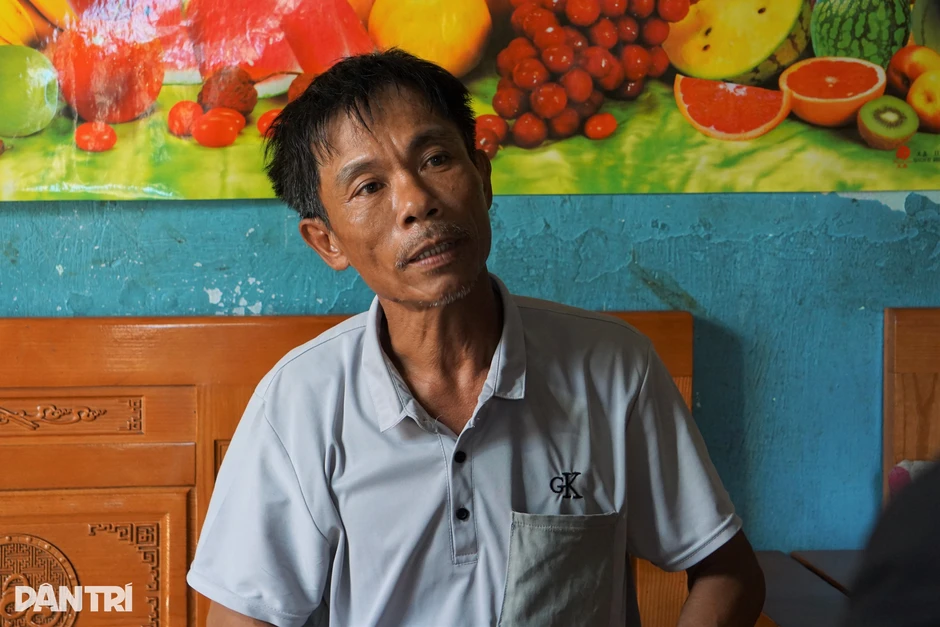 Người đàn ông lao xuống biển cứu 2 cháu nhỏ đang bị sóng đẩy ra xa Người đàn ông lao xuống biển cứu 2 cháu nhỏ đang bị sóng đẩy ra xa
