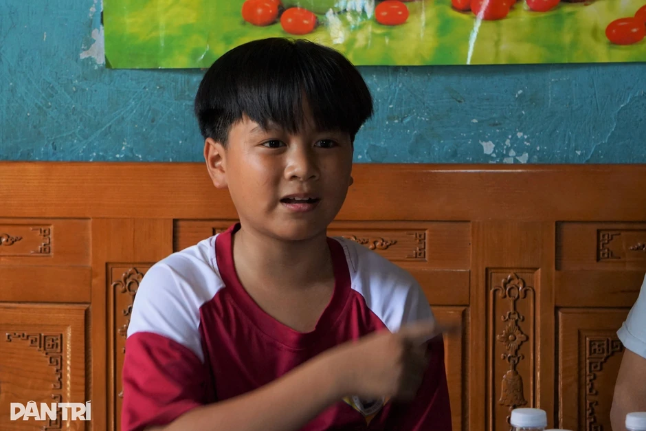 Người đàn ông lao xuống biển cứu 2 cháu nhỏ đang bị sóng đẩy ra xa Người đàn ông lao xuống biển cứu 2 cháu nhỏ đang bị sóng đẩy ra xa