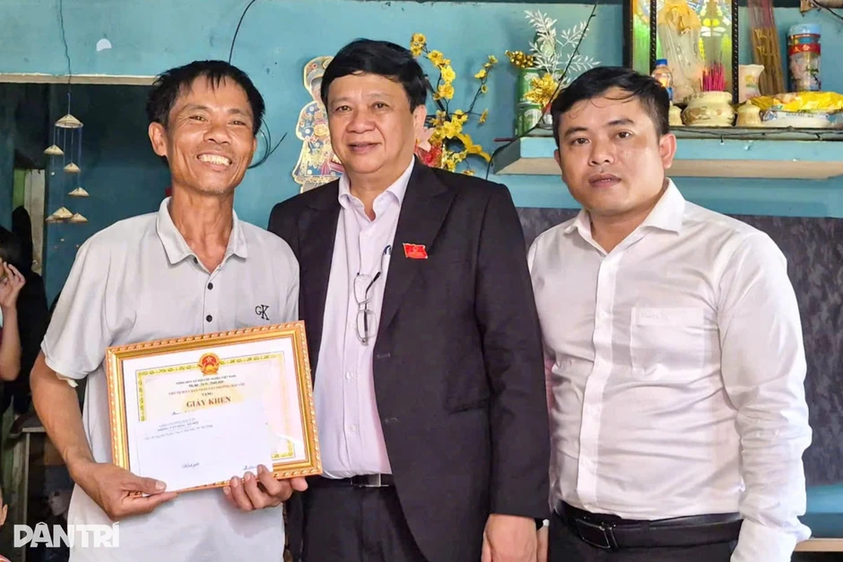 Người đàn ông lao xuống biển cứu 2 cháu nhỏ đang bị sóng đẩy ra xa Người đàn ông lao xuống biển cứu 2 cháu nhỏ đang bị sóng đẩy ra xa