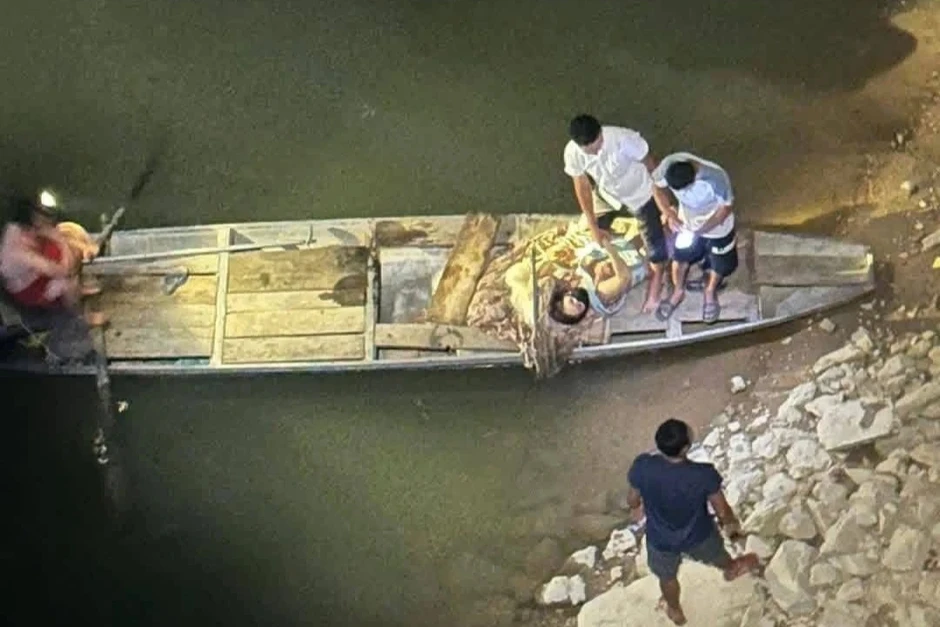 Người đàn ông lao xuống sông Lam cứu hai mẹ con nhảy cầu Người đàn ông lao xuống sông Lam cứu hai mẹ con nhảy cầu