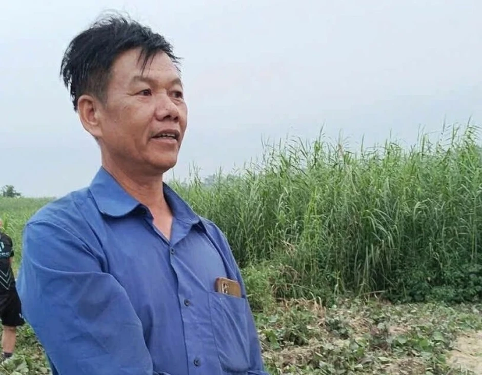 Người đàn ông lao xuống sông Lô tìm học sinh đuối nước Người đàn ông lao xuống sông Lô tìm học sinh đuối nước