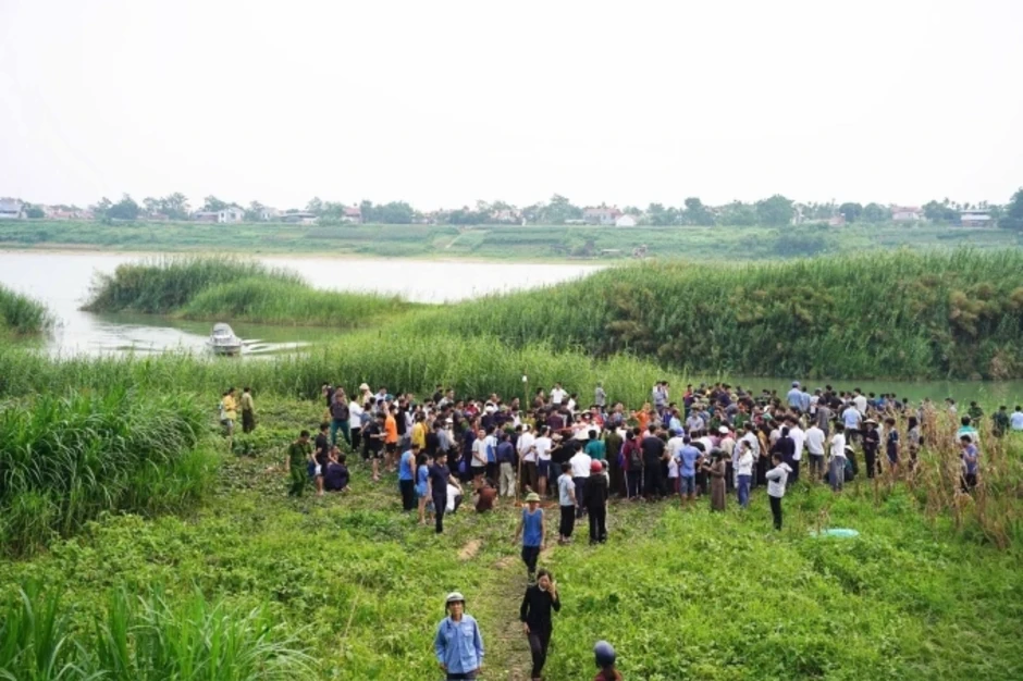 Người đàn ông lao xuống sông Lô tìm học sinh đuối nước Người đàn ông lao xuống sông Lô tìm học sinh đuối nước