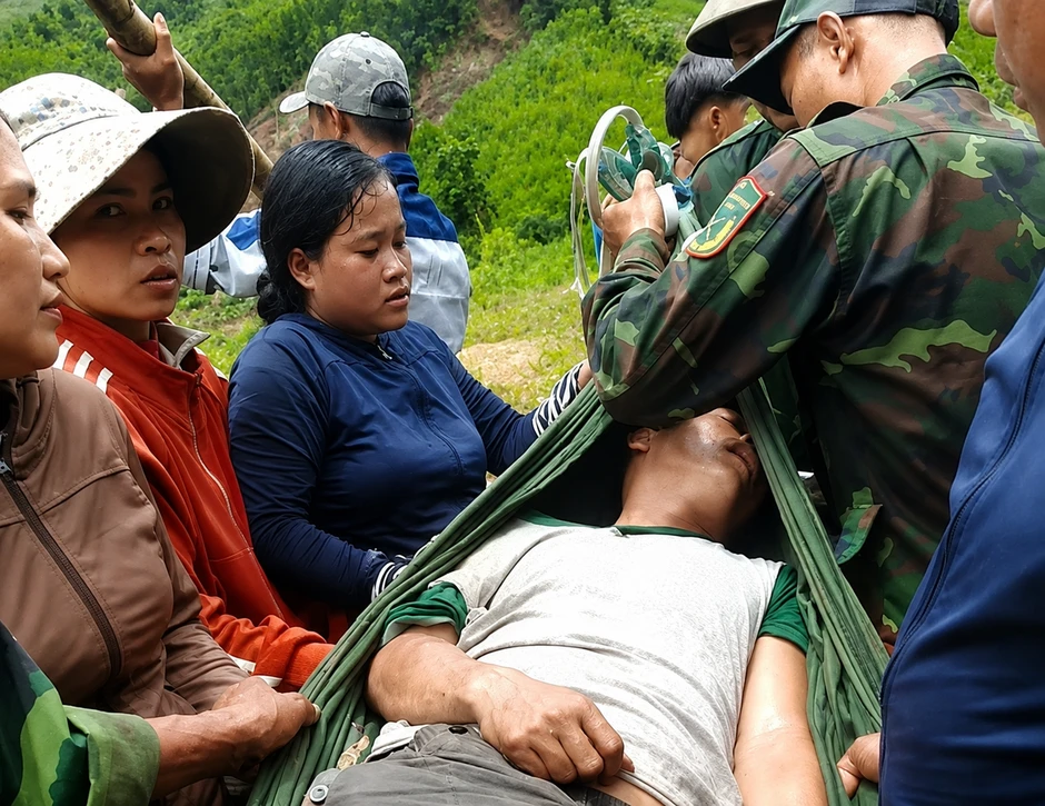 Người đàn ông nằm thoi thóp giữa rừng tràm sau 4 ngày mất liên lạc Người đàn ông nằm thoi thóp giữa rừng tràm sau 4 ngày mất liên lạc