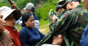 Người đàn ông nằm thoi thóp giữa rừng tràm sau 4 ngày mất liên lạc